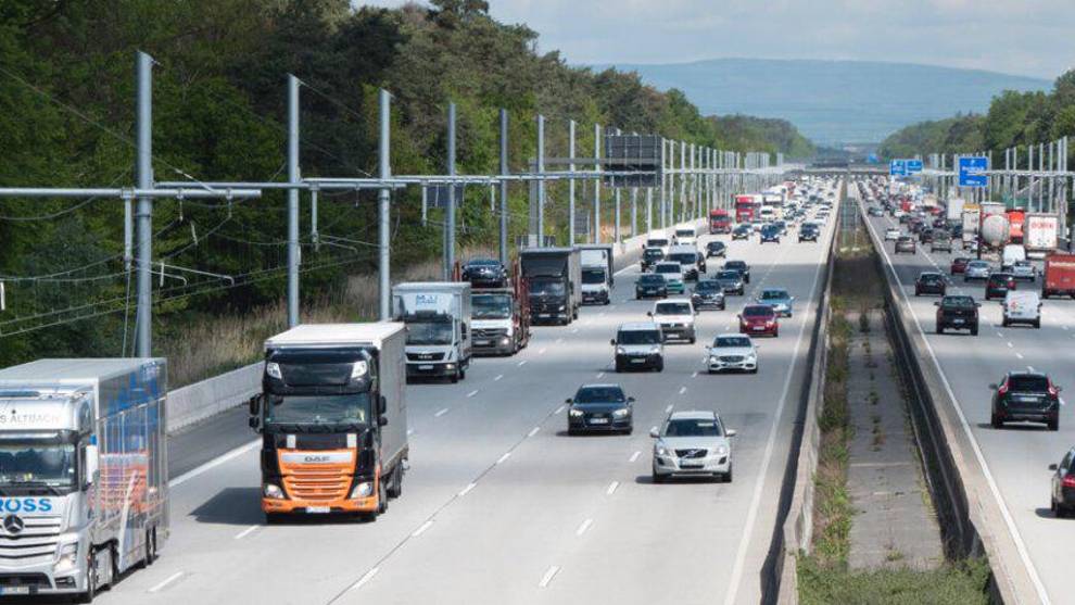 ¿Cargar el coche mientras conduces? Así funcionan las autopistas eléctricas